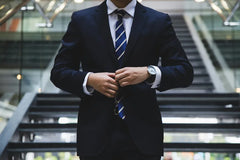Account Executive B2B en costume lors d'un rendez-vous client, profil commercial senior recruté par un cabinet spécialisé PME et startup