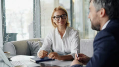 Account Manager en réunion de suivi client B2B, gestion de portefeuille et fidélisation grands comptes en PME ou startup