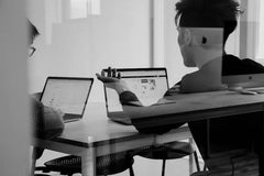 Business Developer en prospection outbound sur ordinateur dans un open space de startup, profil BDR junior ou confirmé en B2B