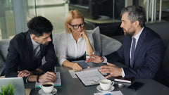 Head of Sales animant une réunion de pilotage avec son équipe commerciale, profil directeur des ventes B2B recruté en PME